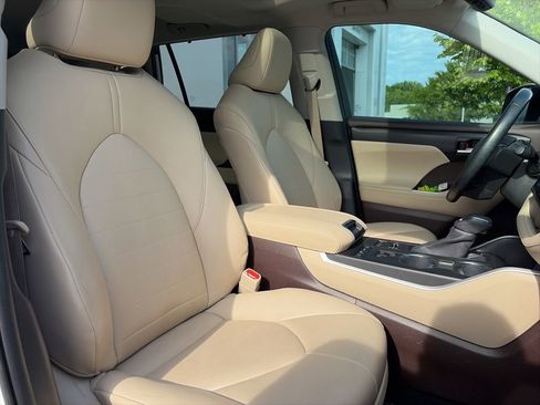 Used 2020 Toyota Highlander XLE AWD/4WD image 30