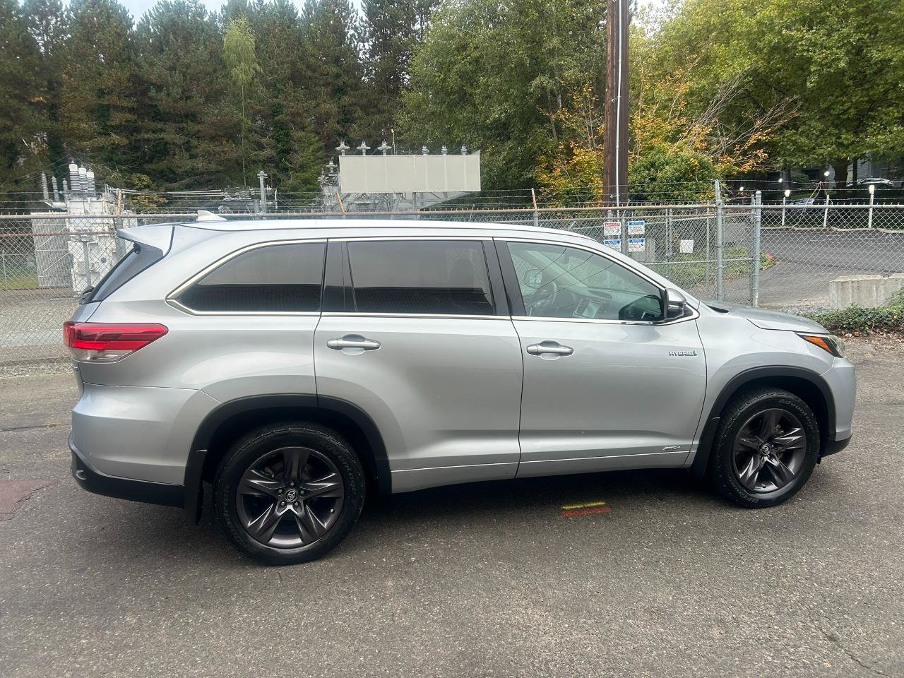 Used 2017 Toyota Highlander Limited AWD/4WD image 4
