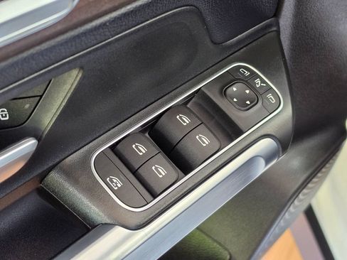 Used 2020 Mercedes-Benz GLB 250 4MATIC w/ Premium Package image 17