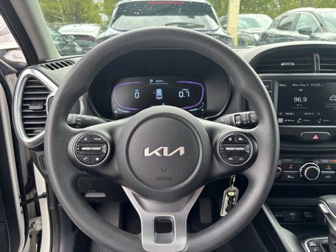 Used 2025 Kia Soul LX w/ LX Technology Package FWD image 25