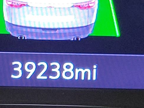 Used 2023 Chevrolet Traverse LT w/ Rear Camera Mirror Package image 2