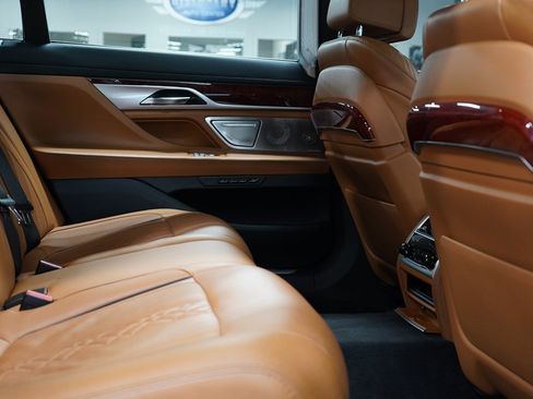 Used 2022 BMW ALPINA B7 xDrive w/ Luxury Rear Seating Package AWD/4WD image 19