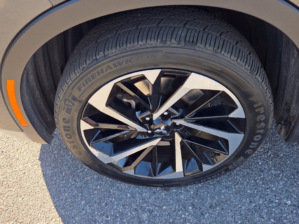 Used 2024 Mitsubishi Outlander AWD image 3