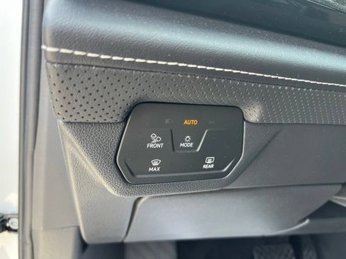 Certified 2024 Volkswagen Atlas Cross Sport SE FWD image 13