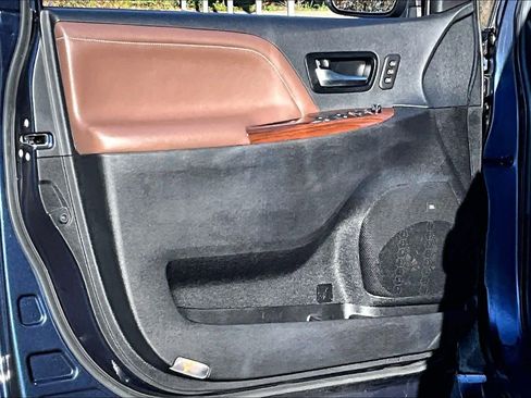Used 2019 Toyota Sienna Limited Premium image 21