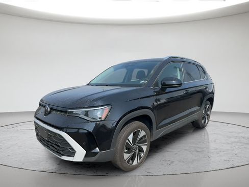 Used 2025 Volkswagen Taos SE AWD/4WD image 1