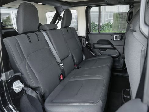 Used 2025 Jeep Wrangler Unlimited Sahara AWD/4WD image 38