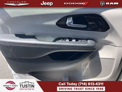Used 2023 Chrysler Pacifica Limited FWD image 27
