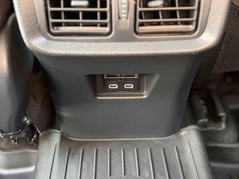 Used 2023 Toyota Venza LE image 9