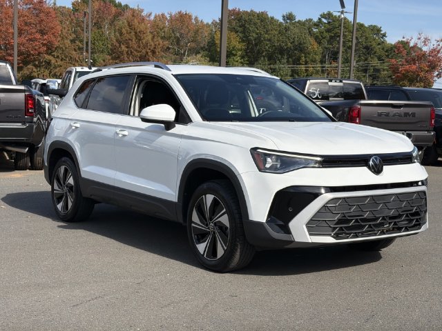 Used 2025 Volkswagen Taos SE AWD/4WD image 14