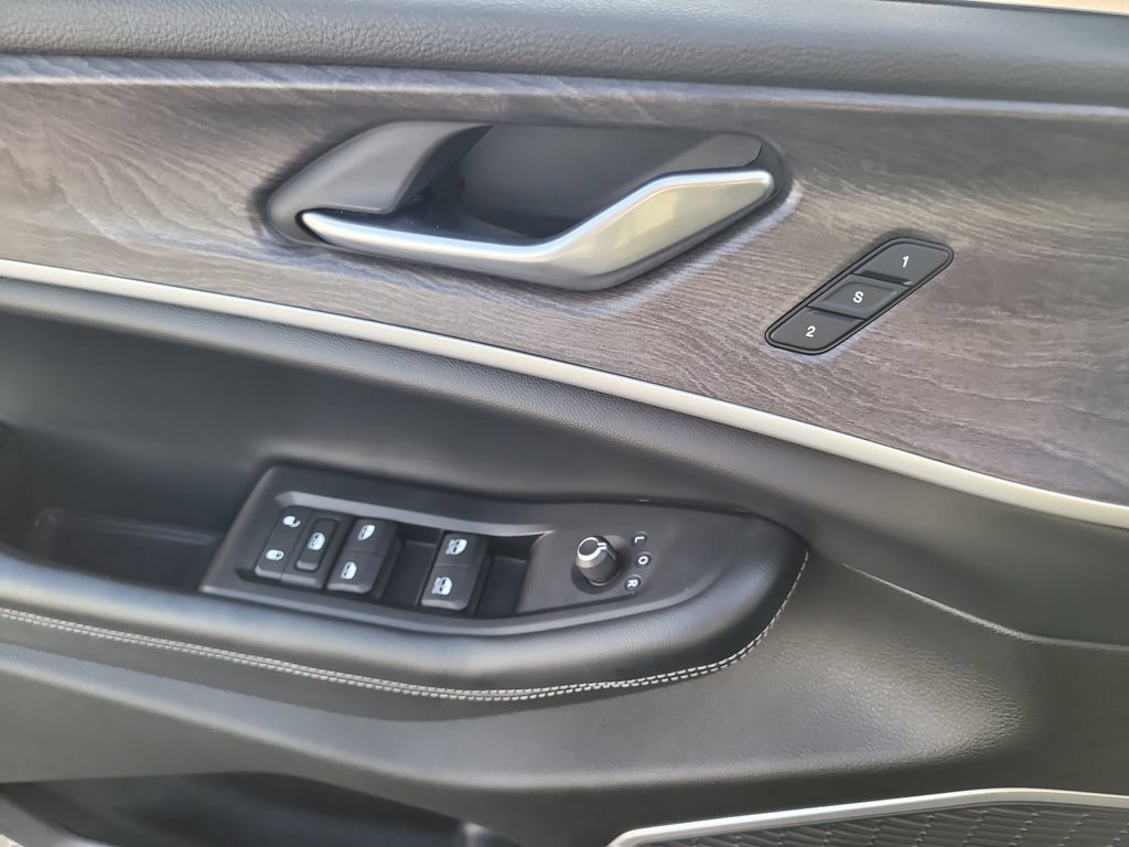 Used 2022 Jeep Grand Cherokee L Limited RWD image 21
