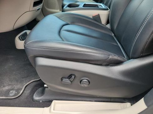 Used 2024 Chrysler Pacifica Touring-L FWD image 12