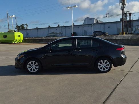 Used 2022 Toyota Corolla LE FWD image 3