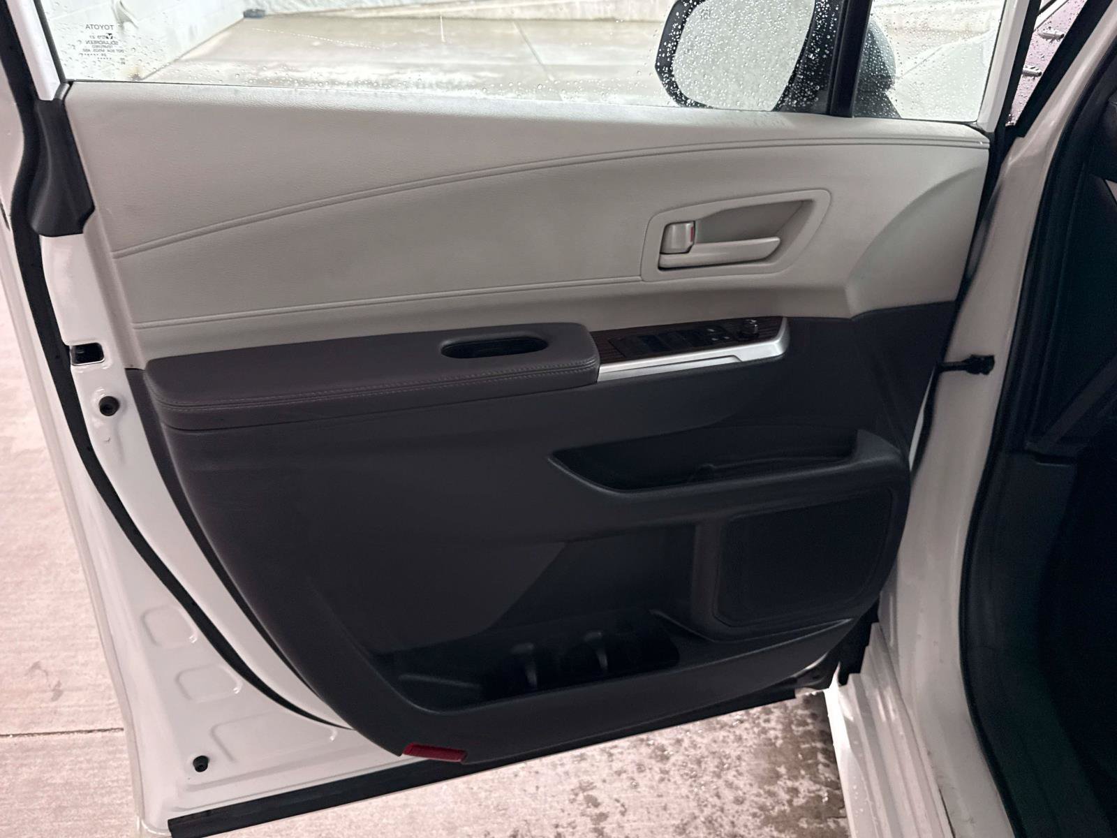 Used 2024 Toyota Sienna LE AWD/4WD image 13