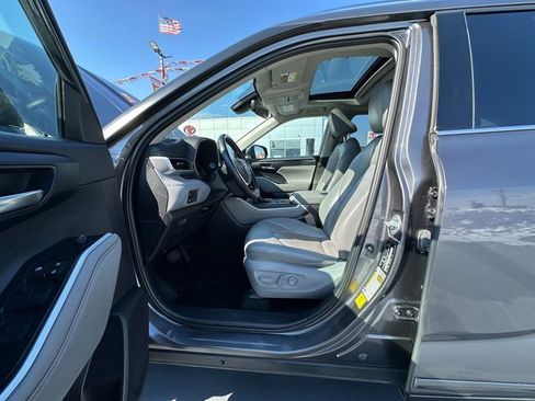 Used 2021 Toyota Highlander XLE image 9
