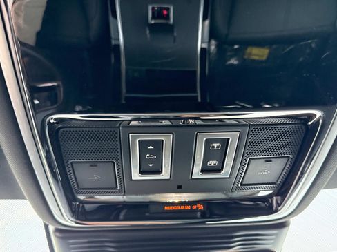 Certified 2025 Land Rover Range Rover Velar Dynamic SE image 25