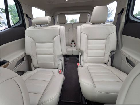Used 2018 GMC Acadia Denali w/ Technology Package FWD image 14