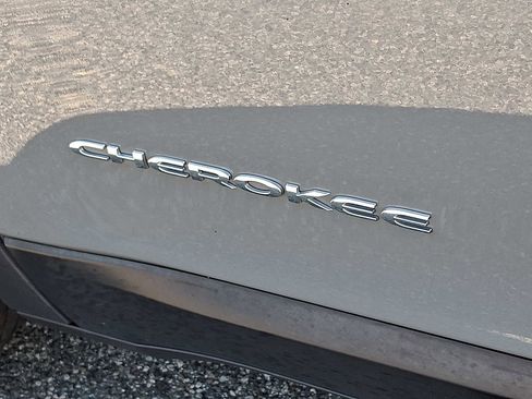 Used 2019 Jeep Cherokee Limited image 30