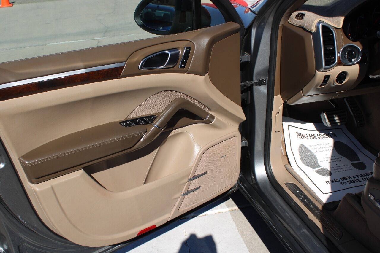 Used 2011 Porsche Cayenne Turbo AWD/4WD image 9