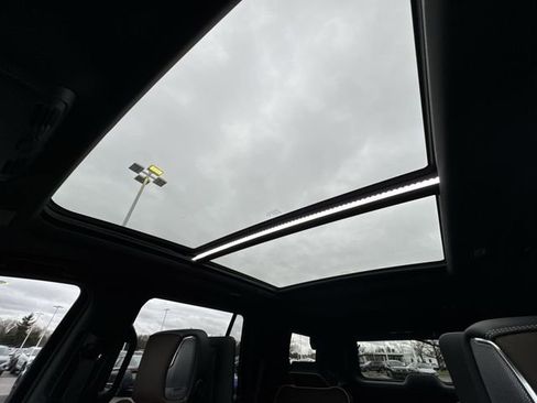 Certified 2025 GMC Yukon Denali Ultimate w/ LPO, Floor Liner Package AWD/4WD image 19