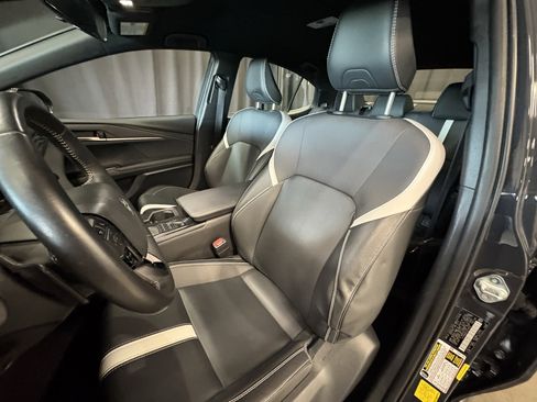 Used 2025 Toyota Camry SE image 5