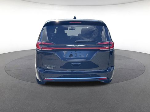New 2026 Chrysler Pacifica Select image 4