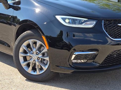 New 2026 Chrysler Pacifica Select image 3