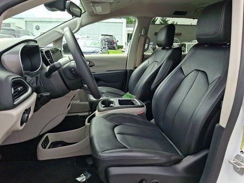Certified 2023 Chrysler Pacifica Touring-L FWD image 18