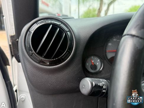 Used 2016 Jeep Wrangler Unlimited Sahara image 14