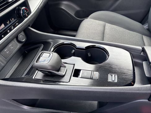 Used 2025 Nissan Rogue SV FWD image 43