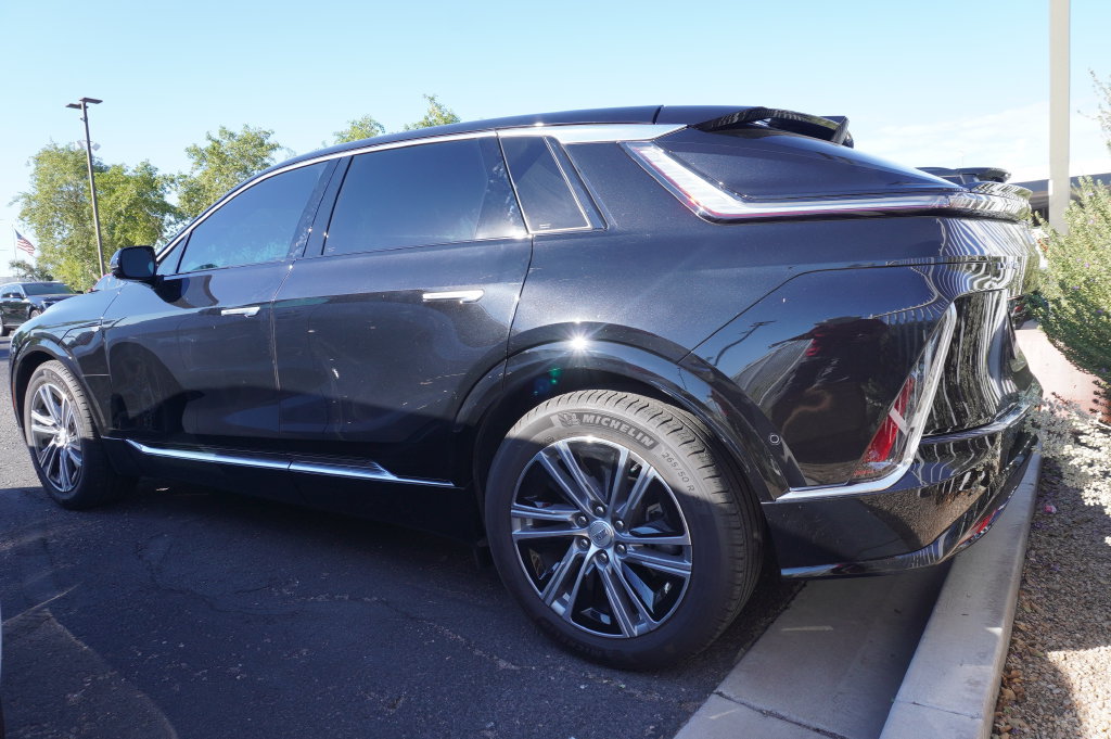 Used 2024 Cadillac Lyriq Luxury AWD/4WD image 5