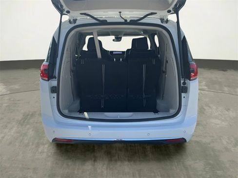 Used 2024 Chrysler Pacifica Select image 44