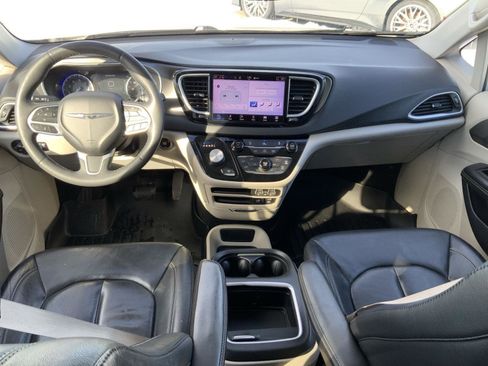 Used 2022 Chrysler Pacifica Touring-L image 55