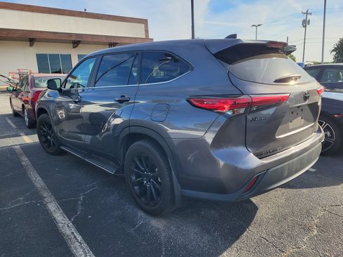 Used 2023 Toyota Highlander LE image 6