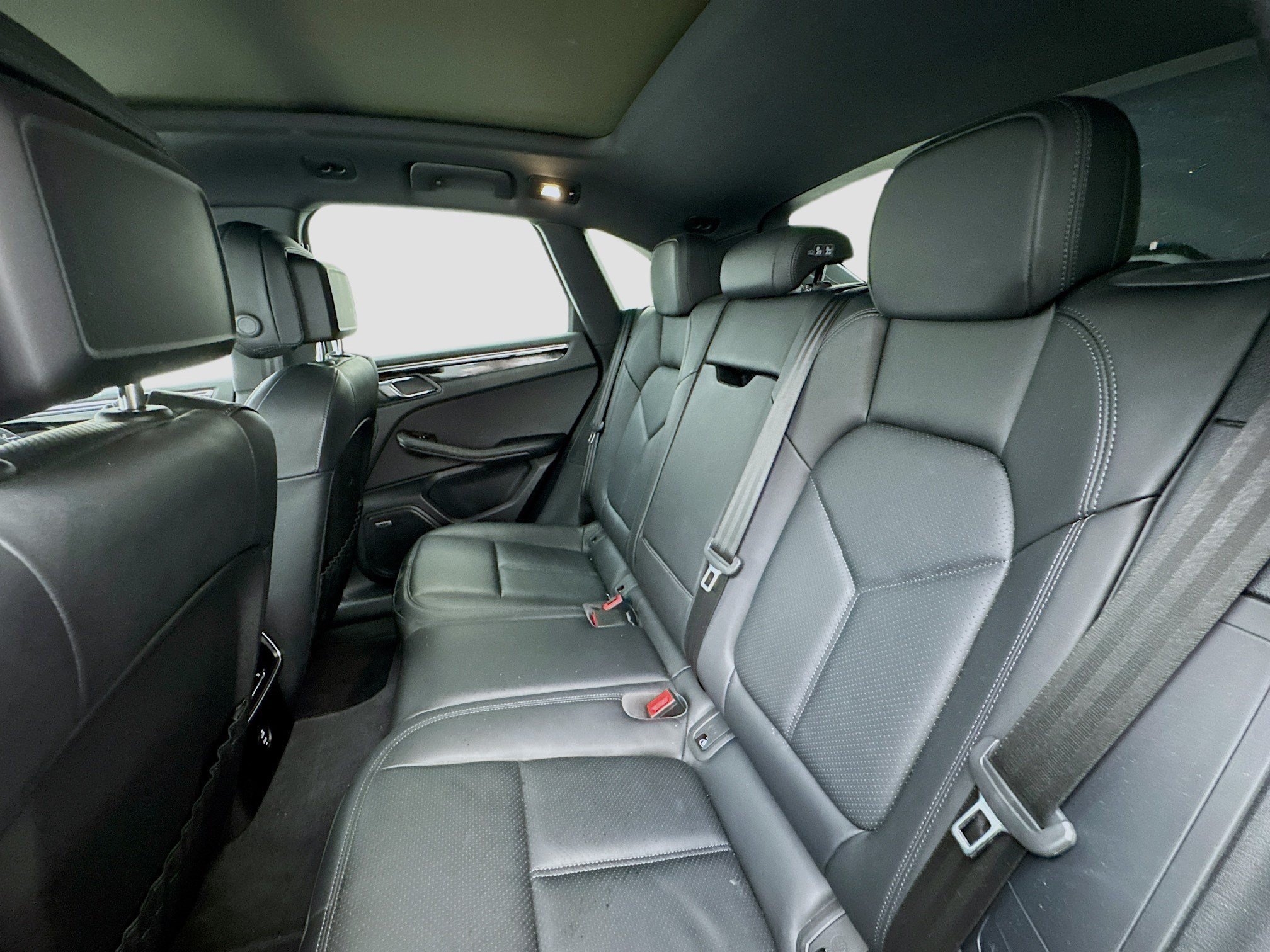 Used 2025 Porsche Macan AWD/4WD image 16
