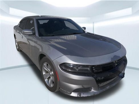 Used 2015 Dodge Charger SXT image 2
