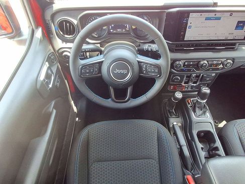 Used 2025 Jeep Wrangler Unlimited Rubicon 4xe w/ Convenience Group AWD/4WD image 27