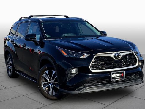 Used 2023 Toyota Highlander XLE FWD image 3