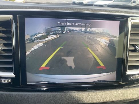 Used 2024 Chrysler Pacifica Touring-L image 17