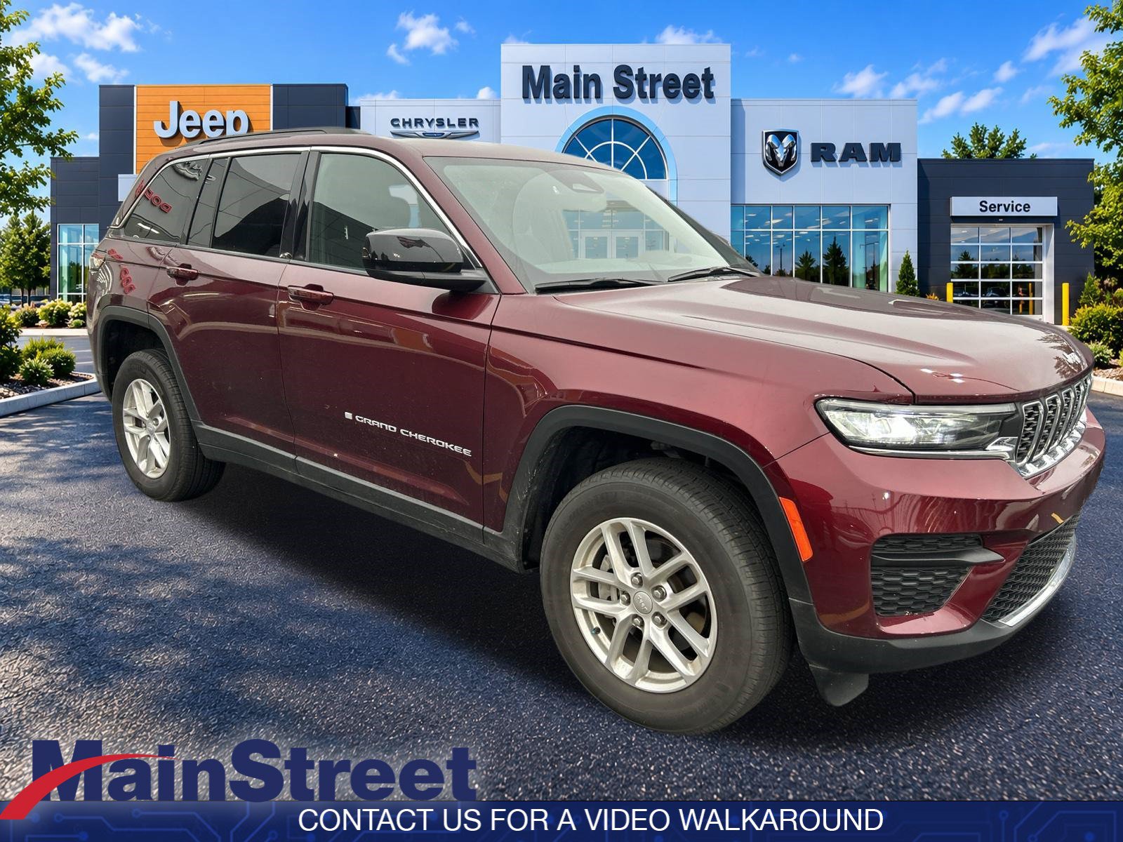 Used 2025 Jeep Grand Cherokee Laredo X AWD/4WD image 3