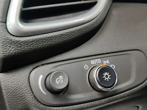 Used 2021 Chevrolet Trax LT w/ LT Convenience Package image 19