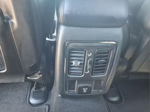 Used 2022 Jeep Grand Cherokee Laredo X AWD/4WD image 7