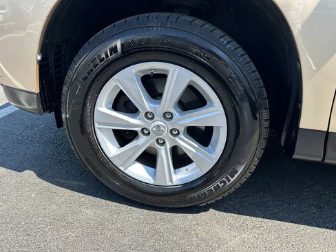 Used 2011 Toyota Highlander SE w/ Tow Pkg image 10