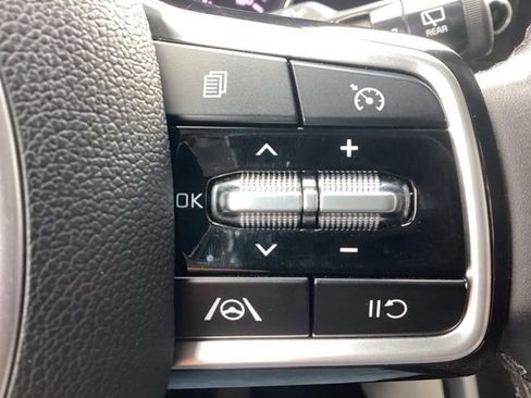 Used 2023 Kia Carnival LX FWD image 25