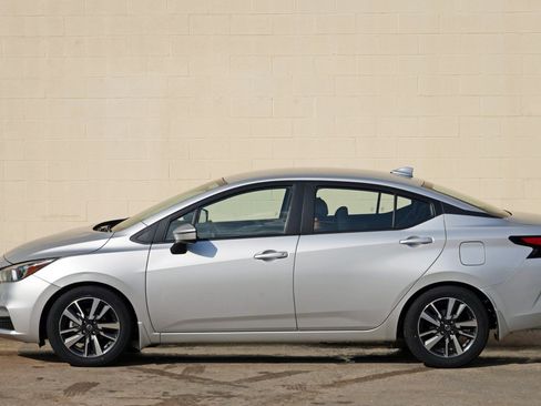 Used 2021 Nissan Versa SV FWD image 41