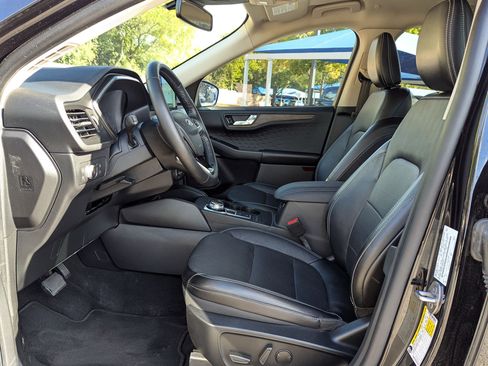 Used 2020 Ford Escape Titanium image 9