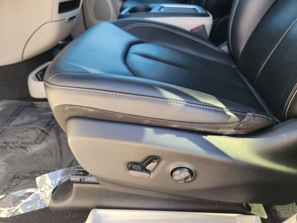 Used 2024 Chrysler Pacifica Touring-L FWD image 23