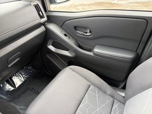 Certified 2025 Nissan Frontier SV RWD image 27