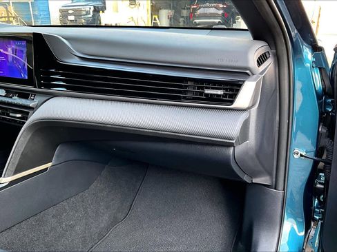 Used 2025 Toyota Camry SE image 19