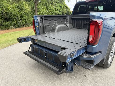 Used 2025 GMC Sierra 1500 Denali AWD/4WD image 10
